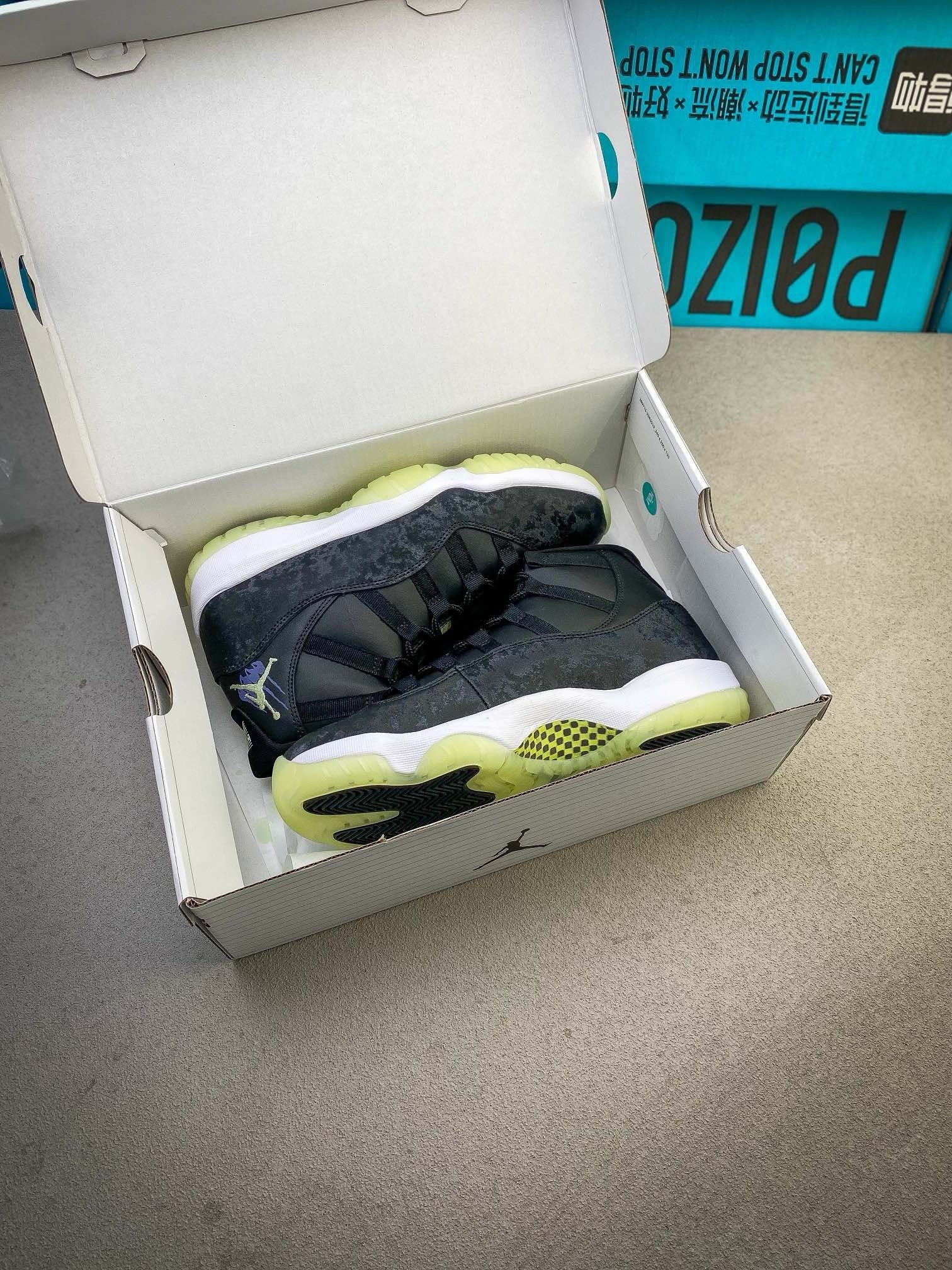 Air Jordan 11 Retro "Black Stingray" (También conocidos como "Heiress" o "Black Velvet").