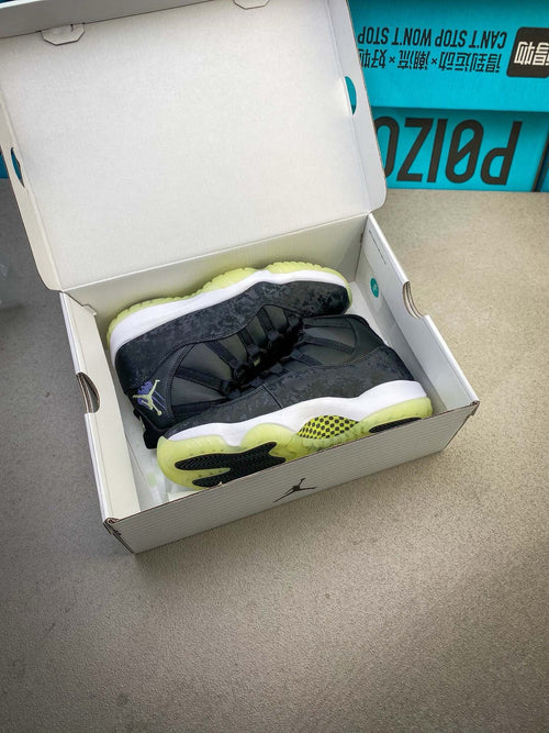 Air Jordan 11 Retro "Black Stingray" (También conocidos como "Heiress" o "Black Velvet").