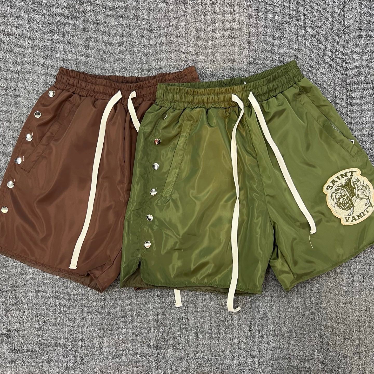 Short Urbano 'Snap-Button' con Parche - Edición Streetwear