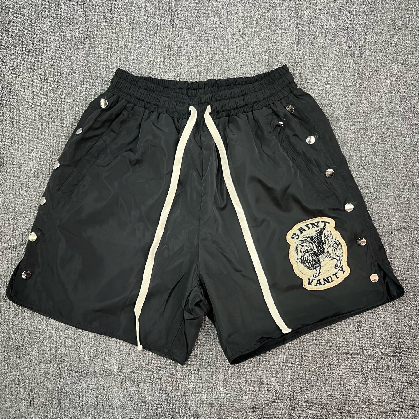 Short Urbano 'Snap-Button' con Parche - Edición Streetwear