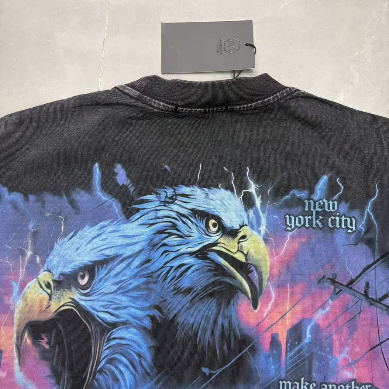 Camiseta Oversize Gráfica 'Invasion Paradise' - Edición Streetwear Vintage