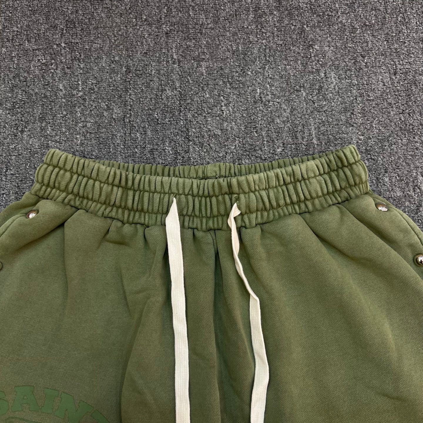 Pantalón Streetwear 'Snap-Button' con Parche - Edición Urbana