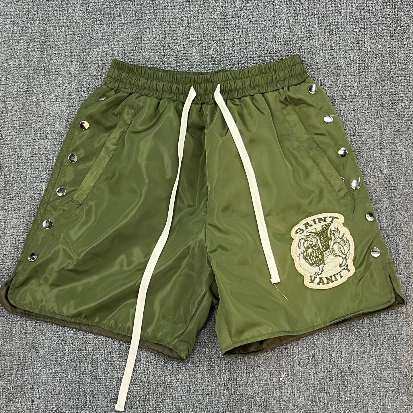 Short Urbano 'Snap-Button' con Parche - Edición Streetwear