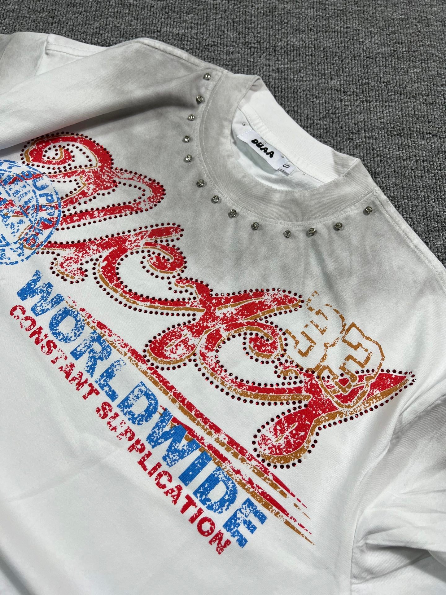 Camiseta Oversize Gráfica 'Worldwide' con Detalles de Pedrería - Edición Streetwear