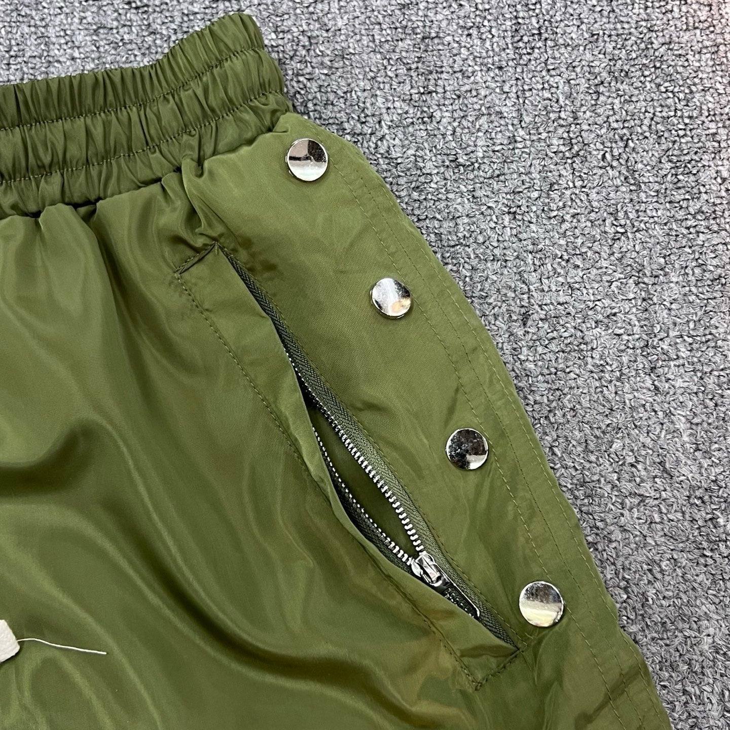 Short Urbano 'Snap-Button' con Parche - Edición Streetwear