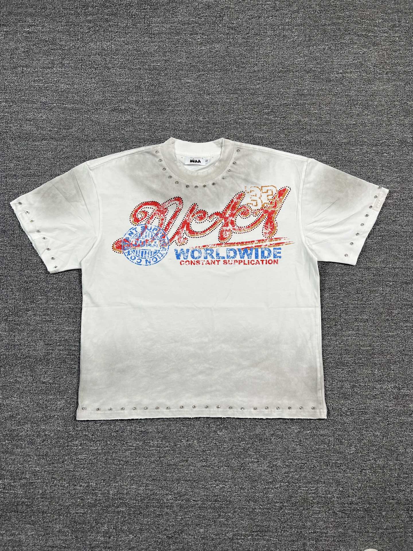Camiseta Oversize Gráfica 'Worldwide' con Detalles de Pedrería - Edición Streetwear