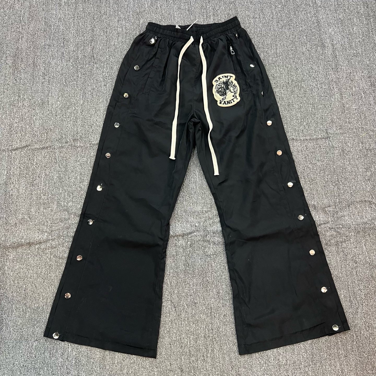Pantalones 'Side-Snap Track' - Edición Streetwear Vanguardista