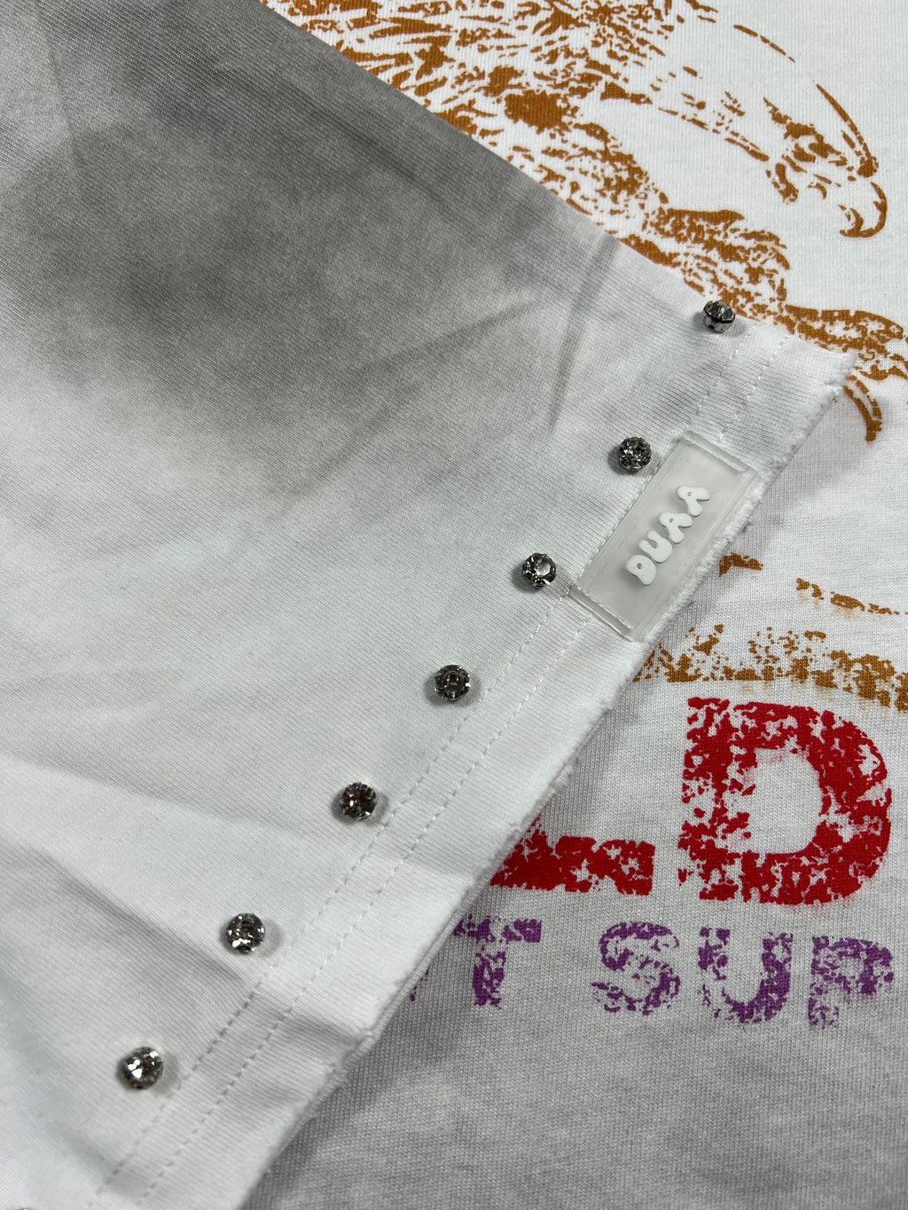 Camiseta Oversize Gráfica 'Worldwide' con Detalles de Pedrería - Edición Streetwear