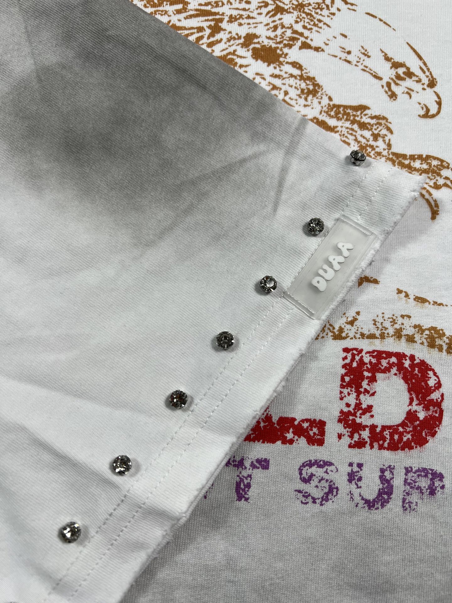 Camiseta Oversize Gráfica 'Worldwide' con Detalles de Pedrería - Edición Streetwear