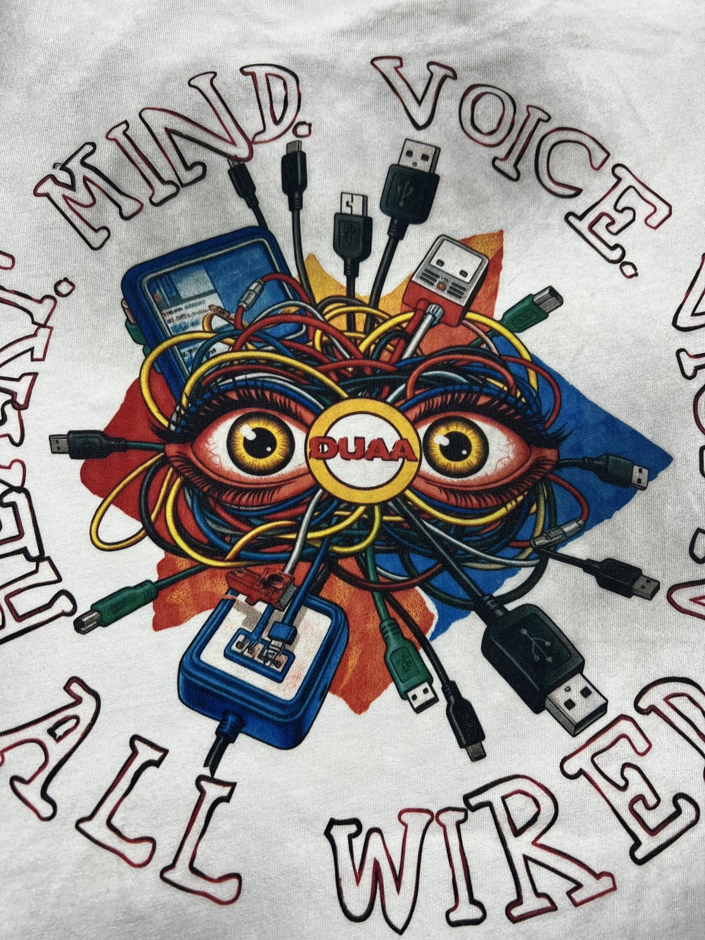 Camiseta Oversize Gráfica 'All Wired' con Detalle de Pedrería - Edición Streetwear