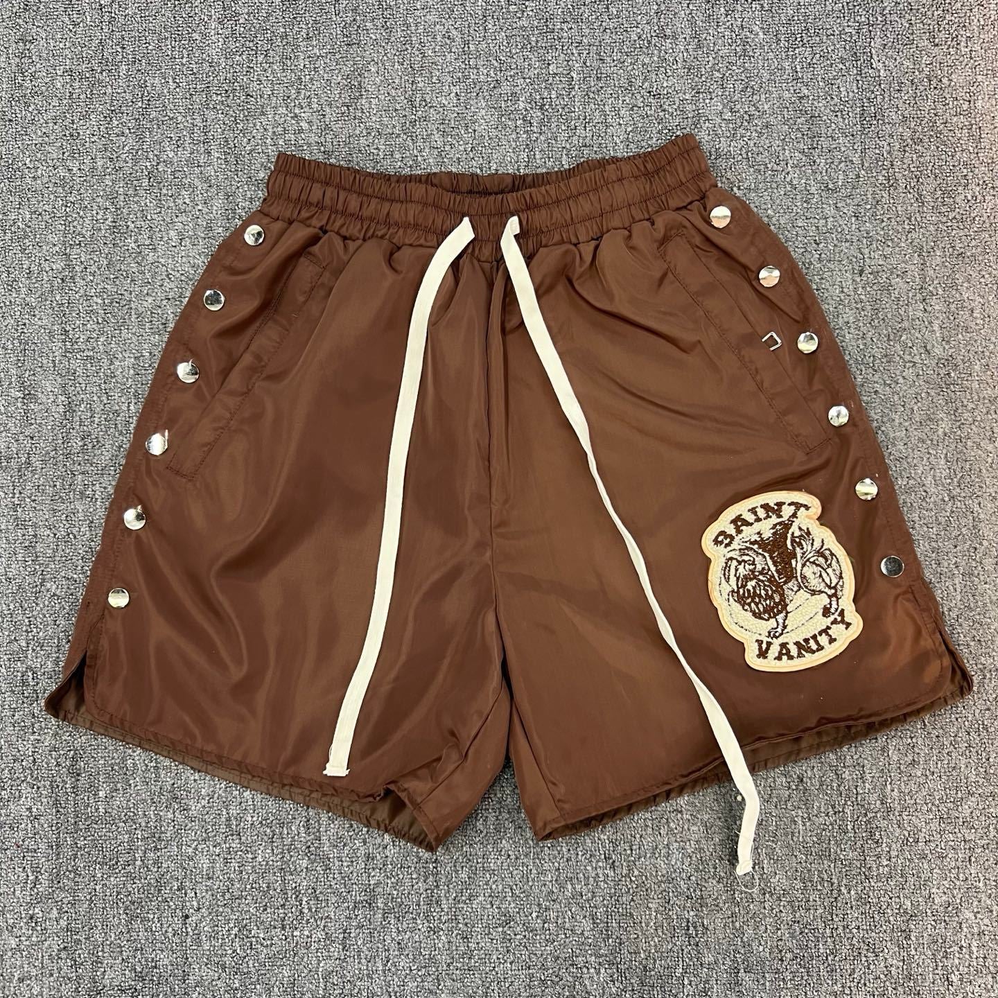 Short Urbano 'Snap-Button' con Parche - Edición Streetwear
