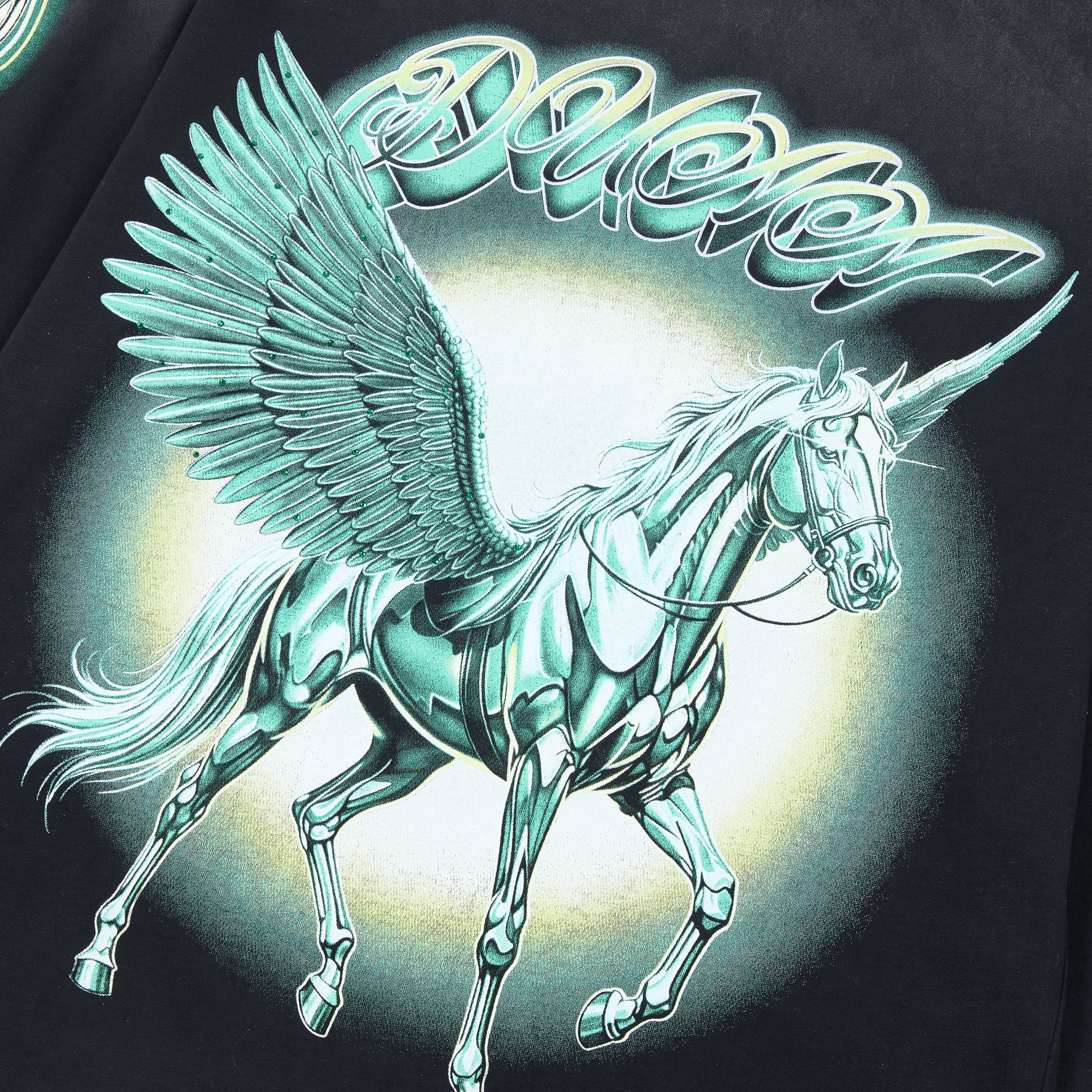 Camiseta Manga Larga Gráfica 'Pegasus Vision' con Pedrería - Edición Streetwear