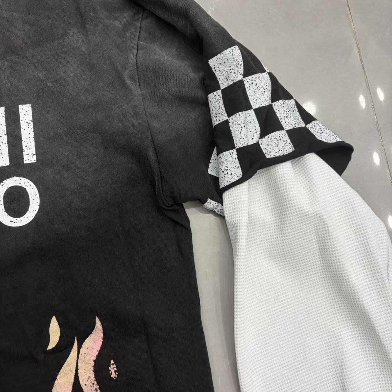 Camiseta 'Flame Graphic' de Manga Larga - Edición Streetwear Híbrida