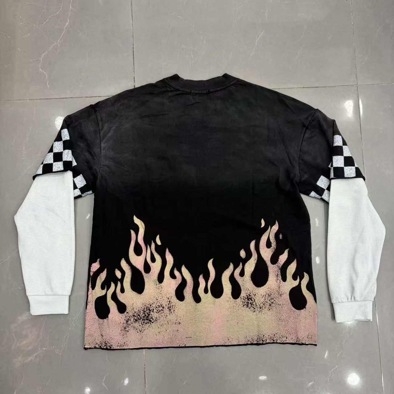 Camiseta 'Flame Graphic' de Manga Larga - Edición Streetwear Híbrida