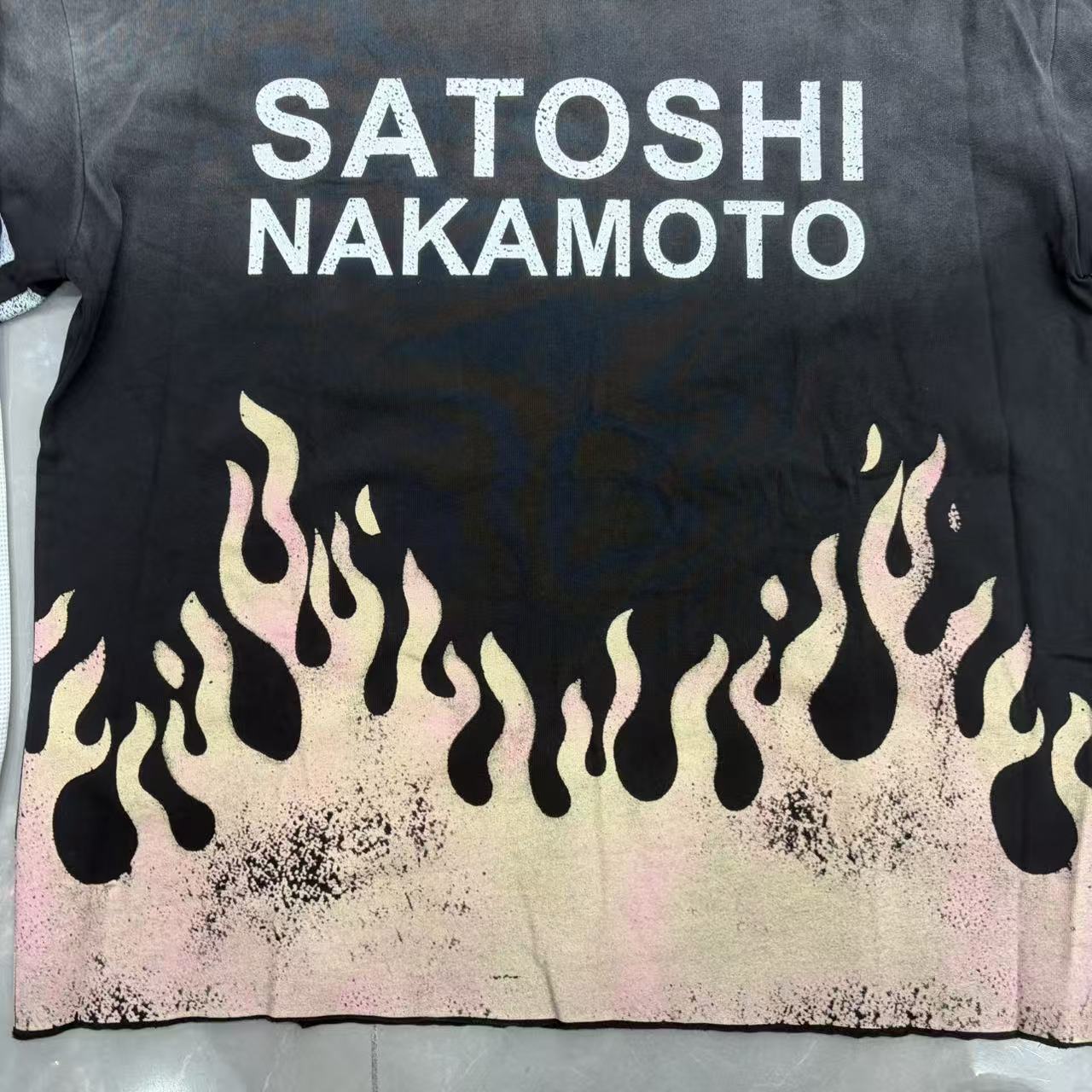 Camiseta 'Flame Graphic' de Manga Larga - Edición Streetwear Híbrida