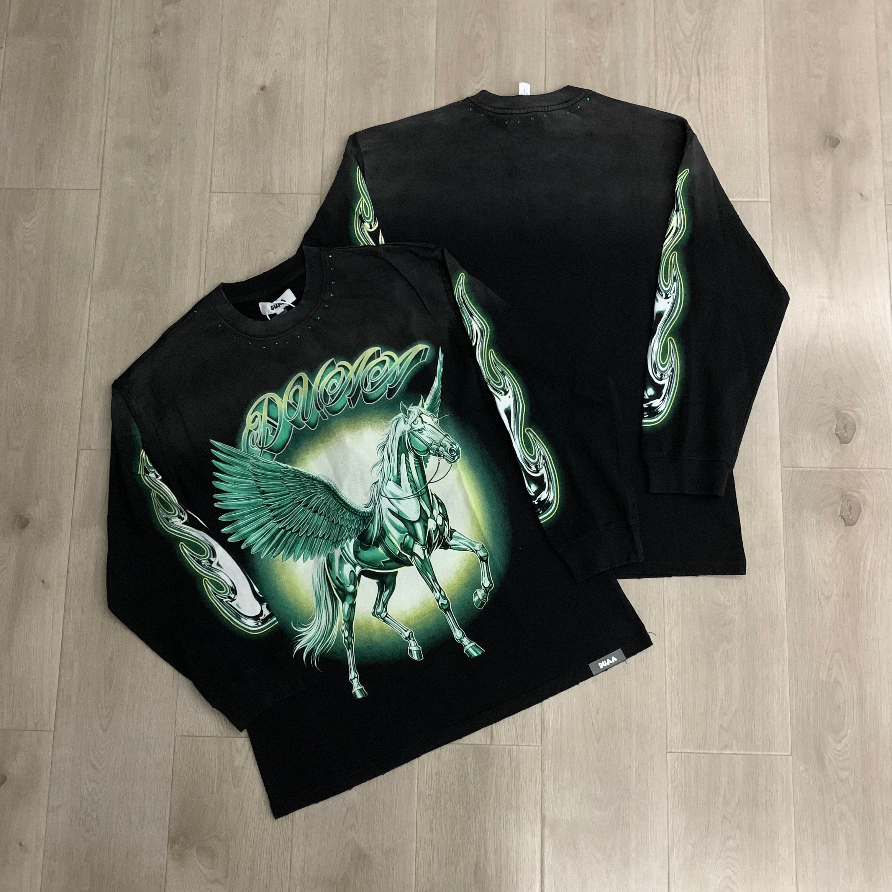 Camiseta Manga Larga Gráfica 'Pegasus Vision' con Pedrería - Edición Streetwear