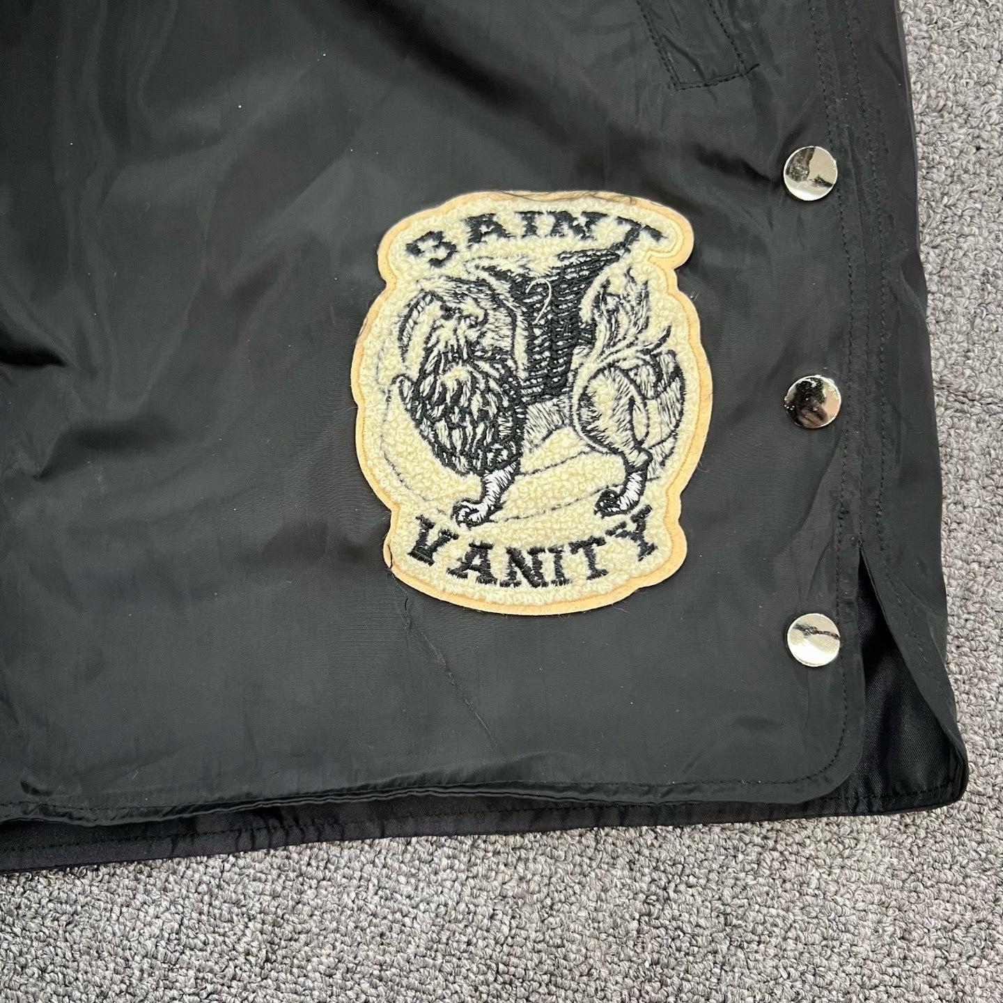 Short Urbano 'Snap-Button' con Parche - Edición Streetwear