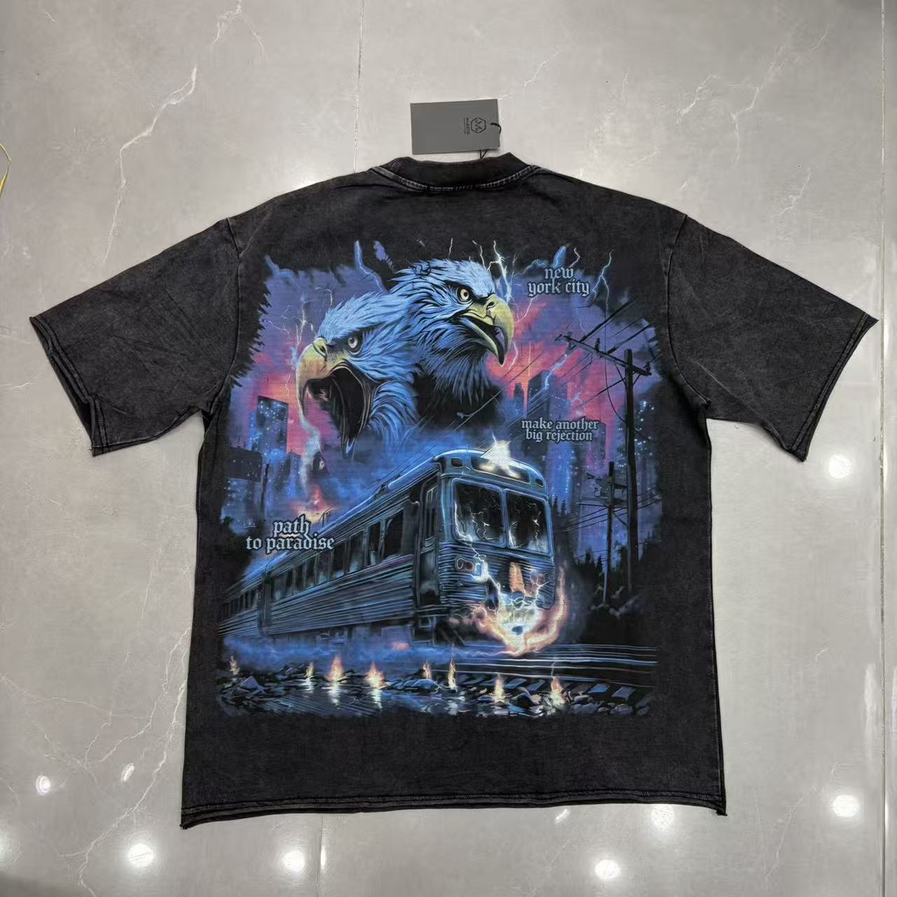 Camiseta Oversize Gráfica 'Invasion Paradise' - Edición Streetwear Vintage