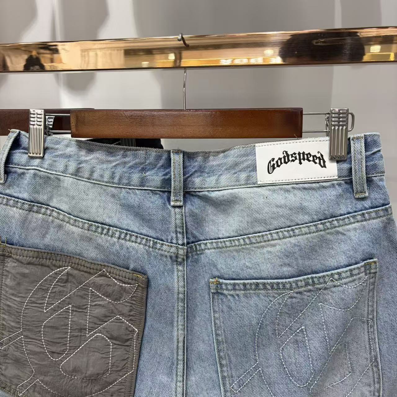 Shorts de Mezclilla con Parches Decorativos