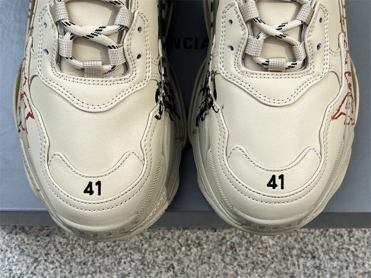 Balenciaga Triple S "DIY Metal" en tono crema/beige con grafiti rojo