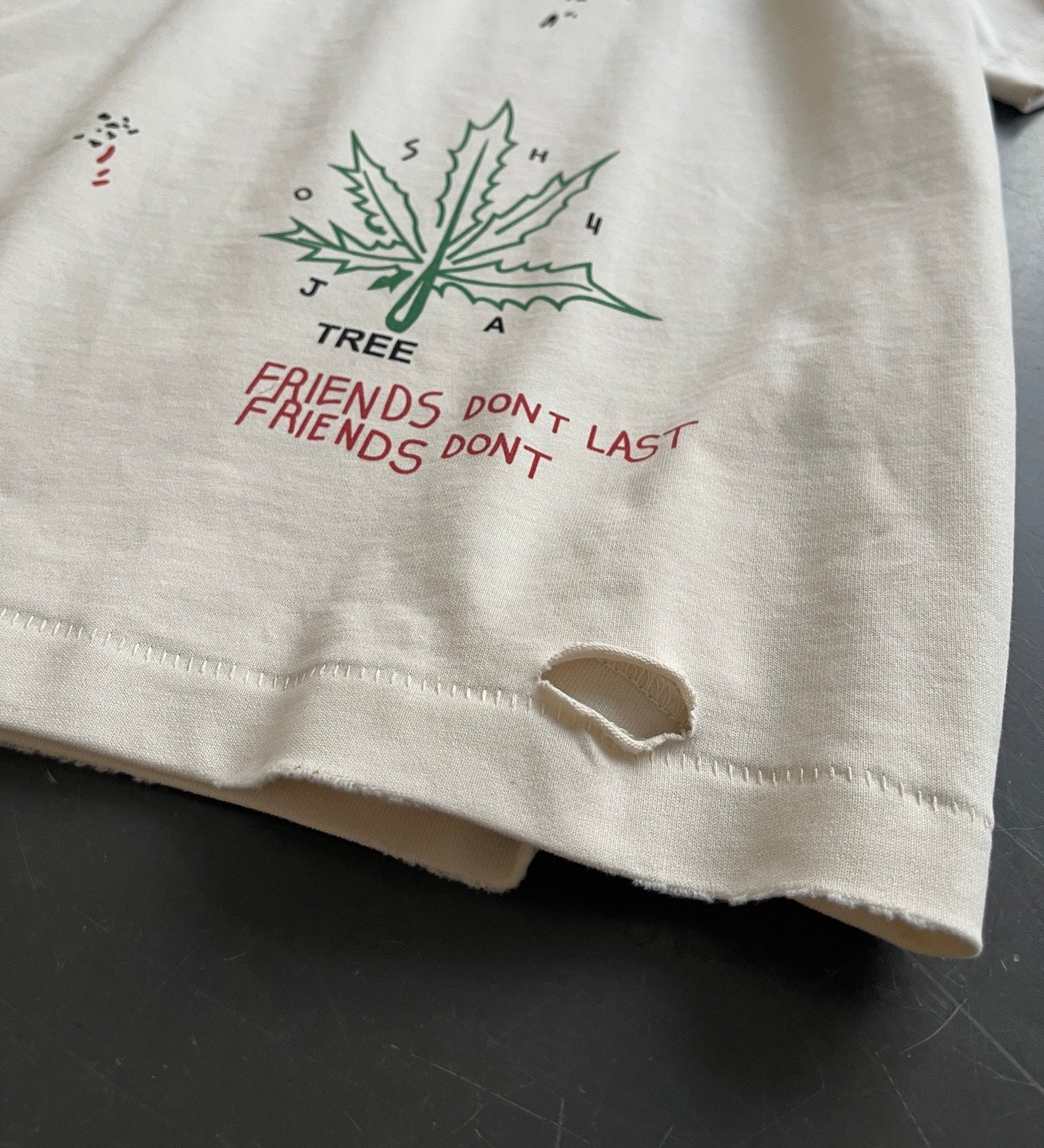 Camiseta gráfica crema con desgastes / Camiseta estilo retro con frases y dibujos