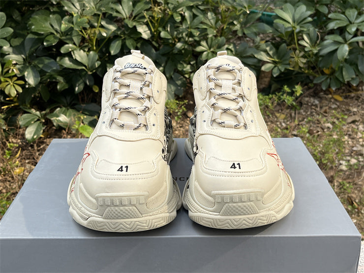 Balenciaga Triple S "DIY Metal" en tono crema/beige con grafiti rojo