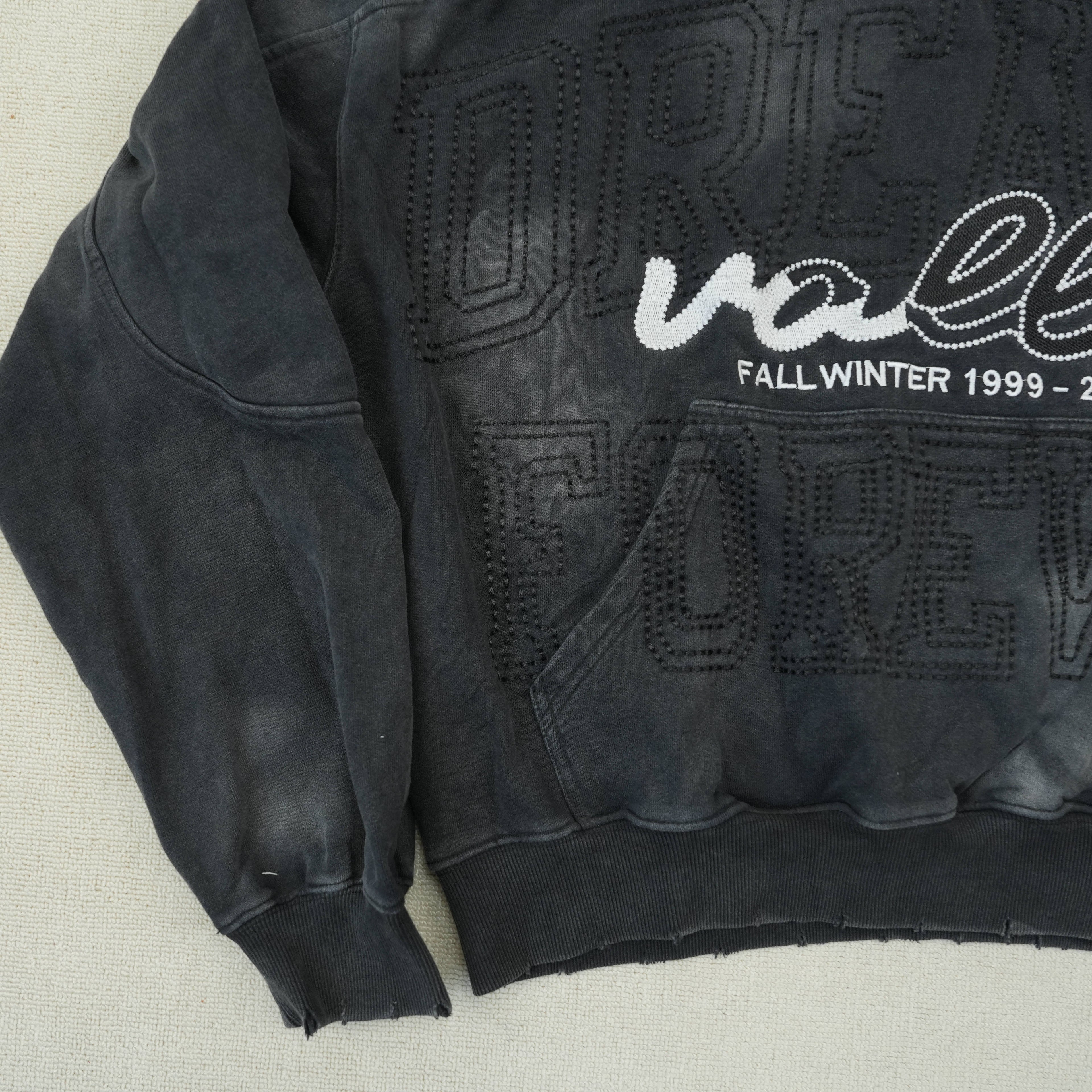 Sudadera con Capucha Negra Lavado Desgastado "Valley Dreams Forever"