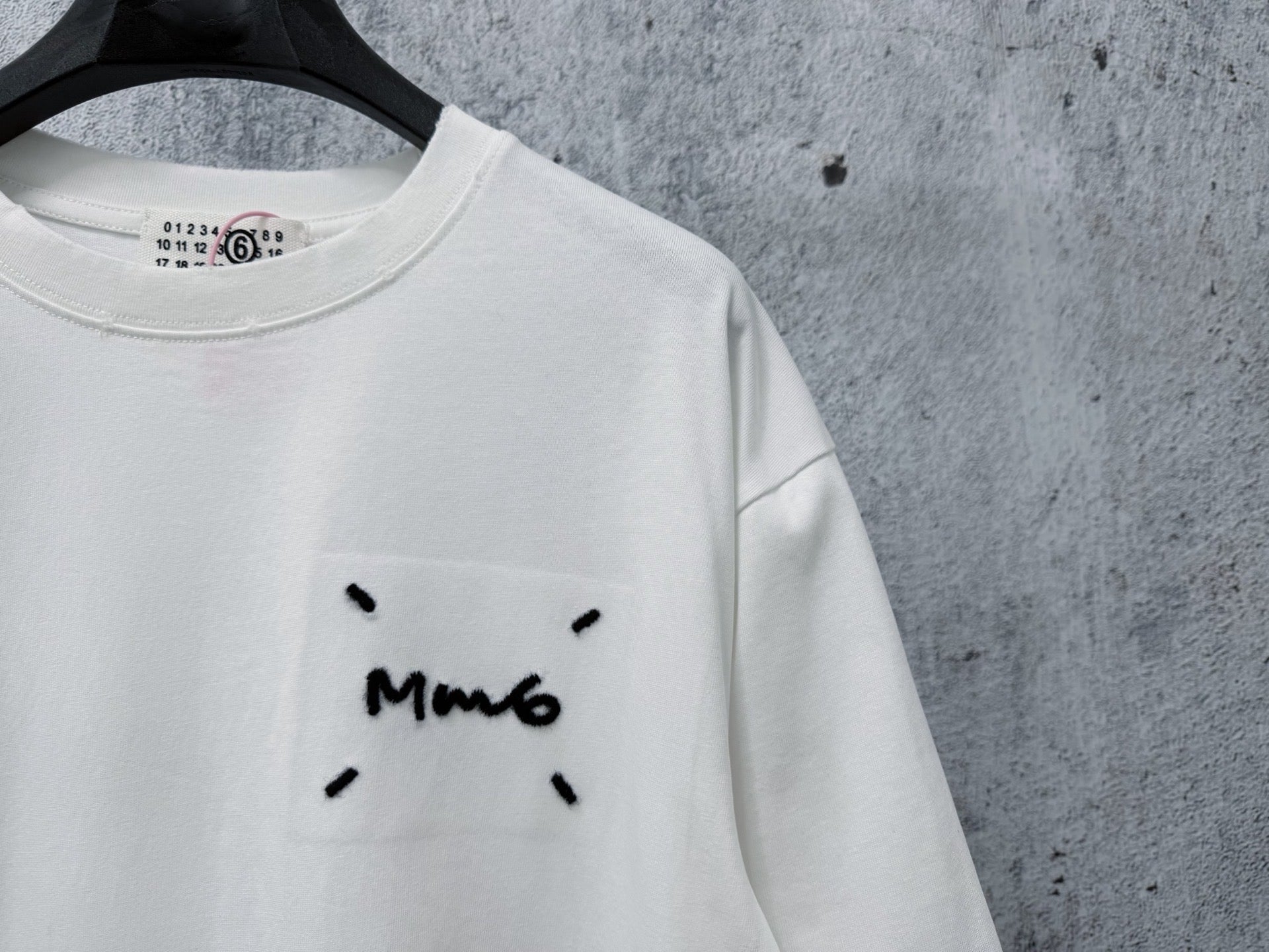Camiseta MM6 Maison Margiela Bordada – Black