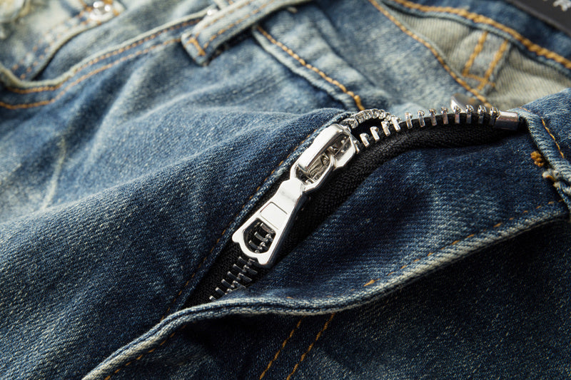 Jeans Azul Lavado con Roturas y Parches de Contraste