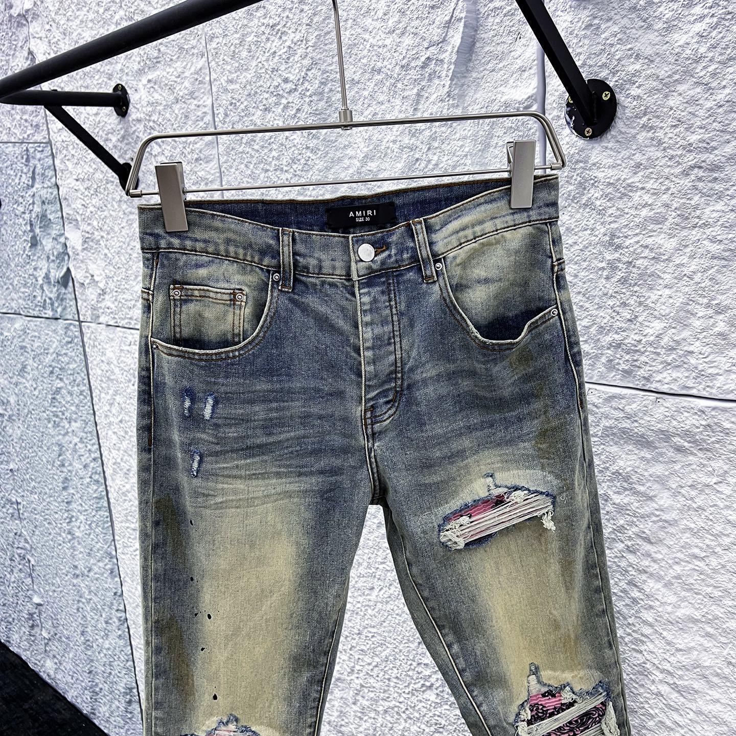 Jeans Azul Vintage con Roturas y Parches Rayados