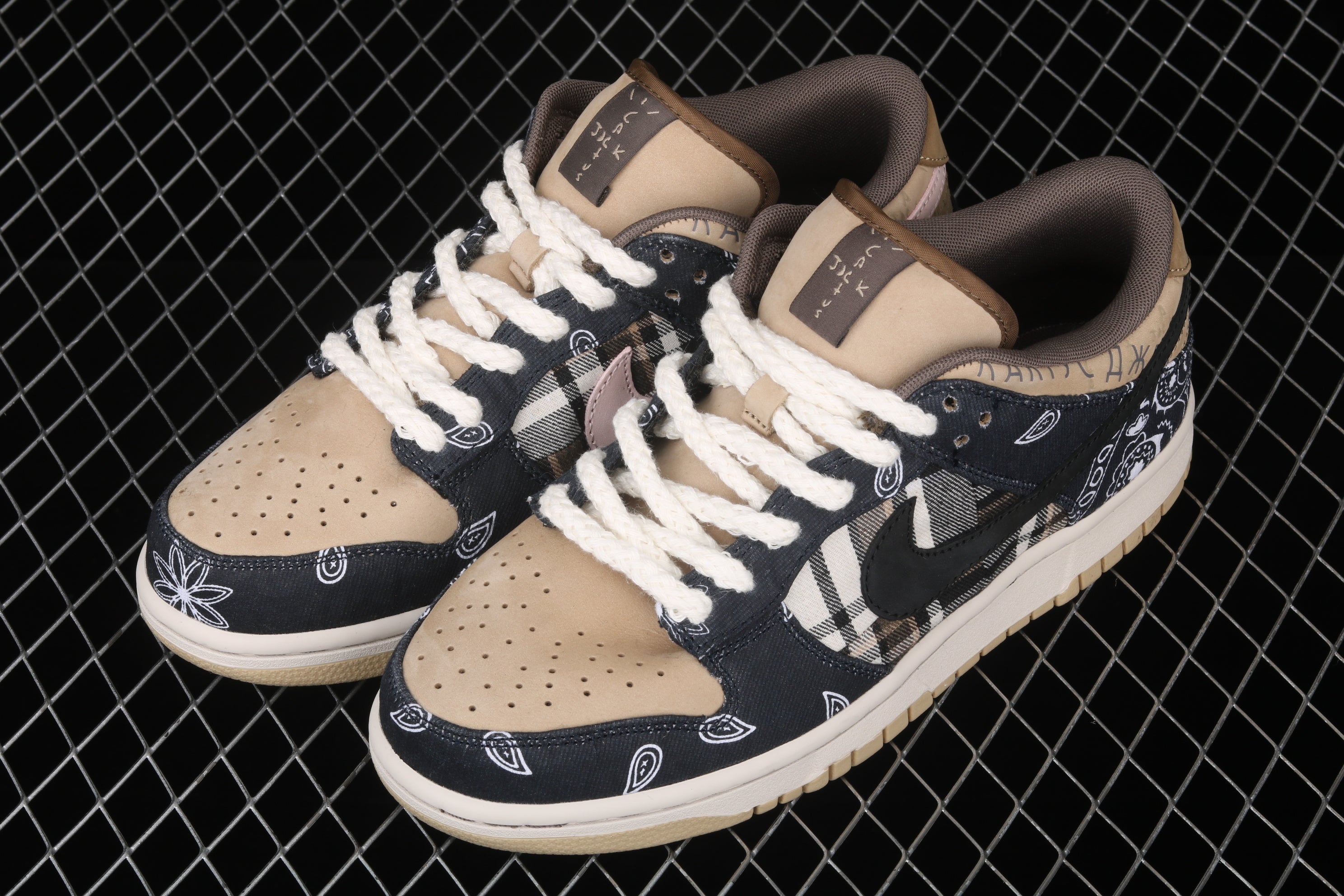 Zapatillas estilo low con estampado bandana / Zapatillas diseño exclusivo combinado
