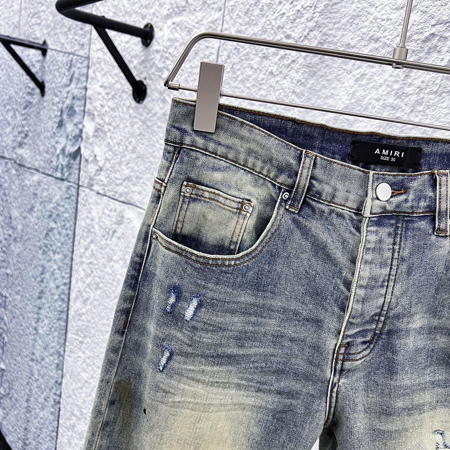Jeans Azul Vintage con Roturas y Parches Rayados