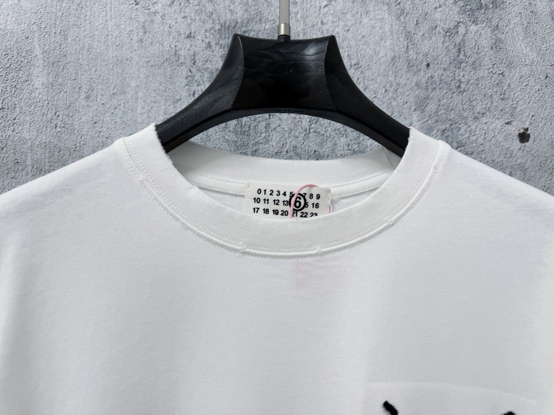 Camiseta MM6 Maison Margiela Bordada – Black