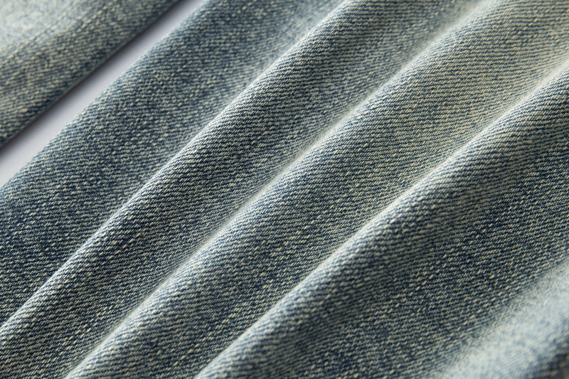 Jeans Azul Lavado con Roturas y Parches de Contraste