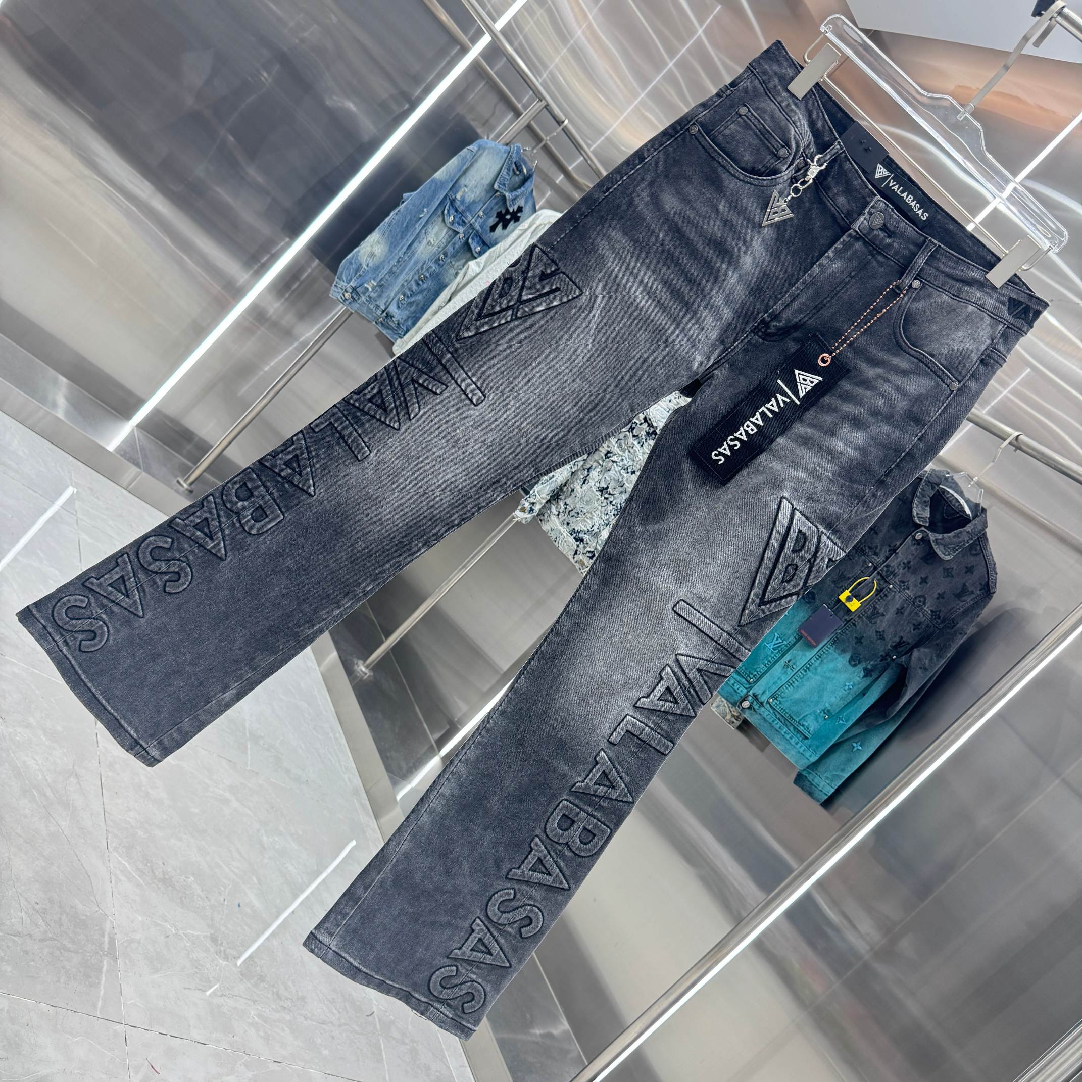 Pantalones vaqueros Valabasas con logotipos en relieve y corte acampanado