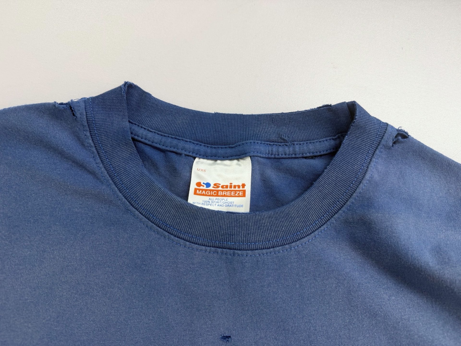 Camiseta gráfica azul desgastada / Camiseta estilo vintage con impresión "Reality School"