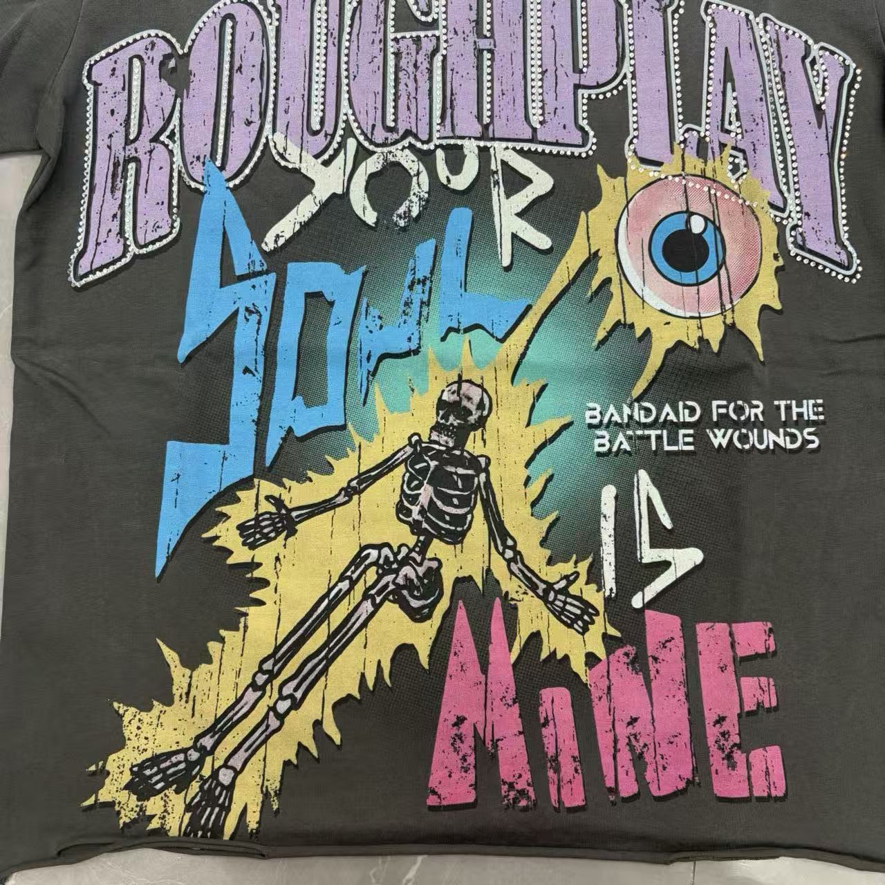 Camiseta Gráfica Roughplay Skeleton Oversize