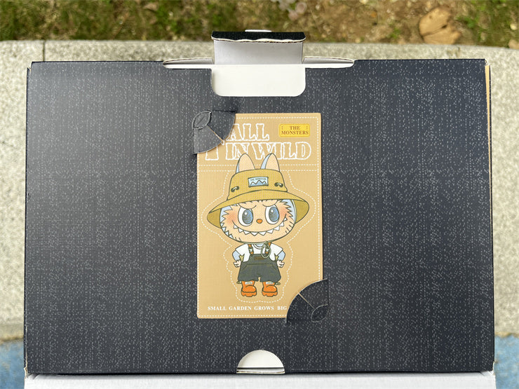 Labubu "Fall in Wild" Vinyl Plush Doll (40 cm) de la marca POP MART.