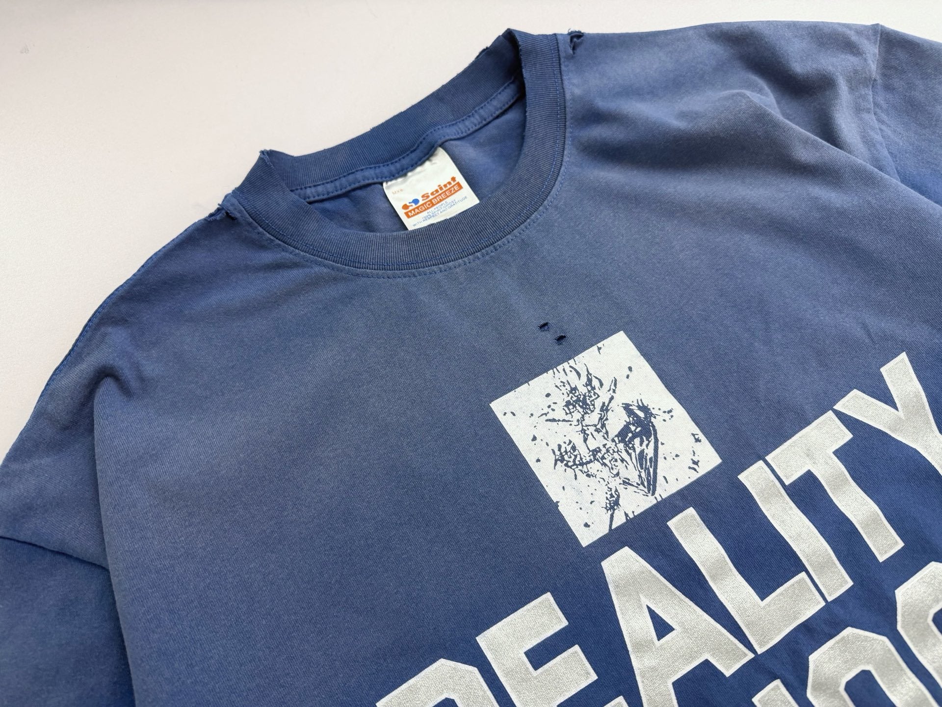 Camiseta gráfica azul desgastada / Camiseta estilo vintage con impresión "Reality School"