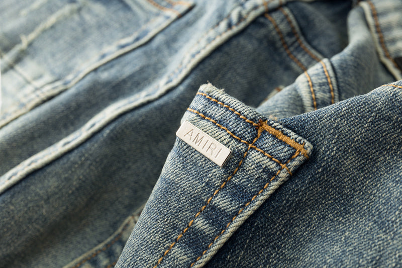 Jeans Azul Lavado con Roturas y Parches de Contraste