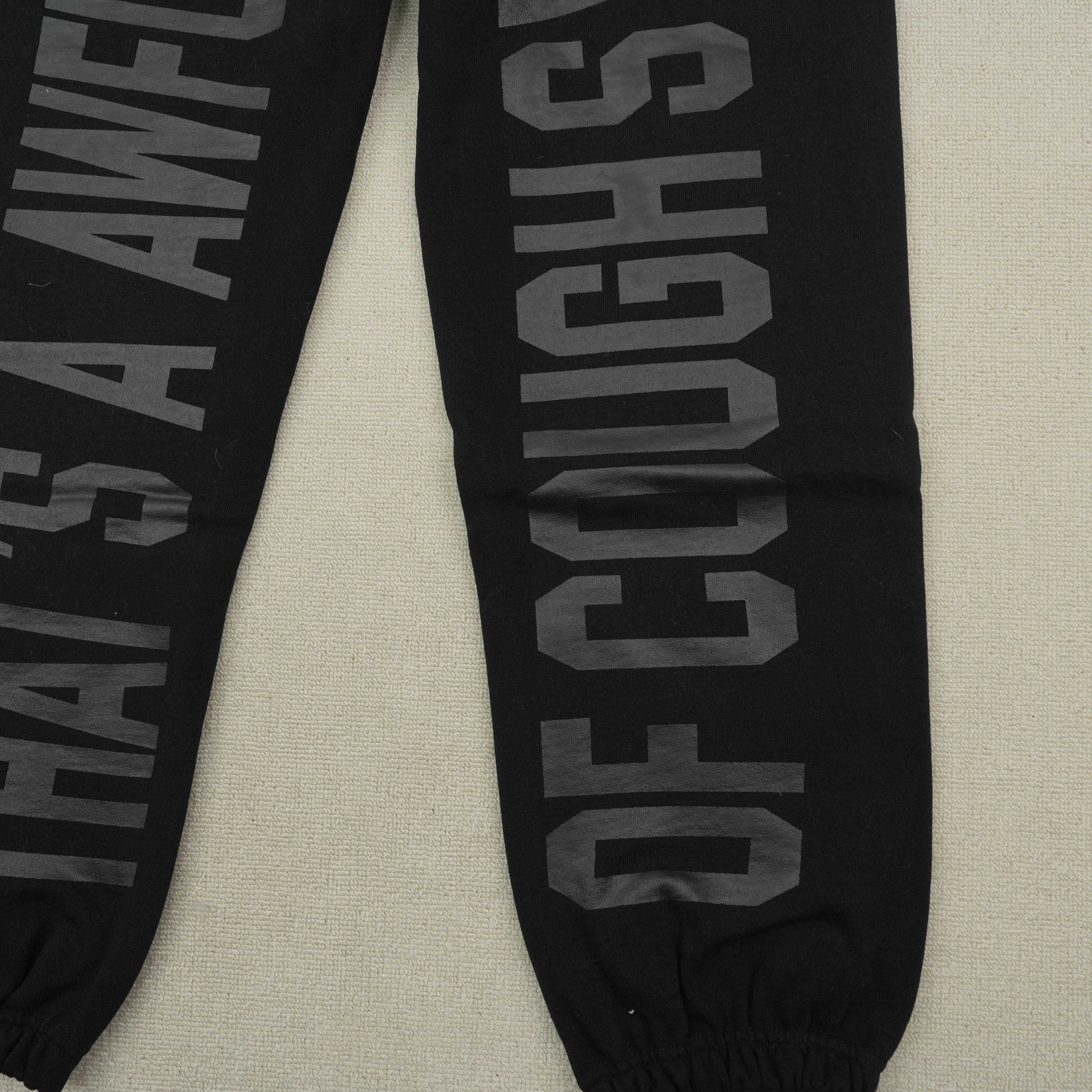 Pantalón Deportivo Negro con Texto – Estilo Urbano