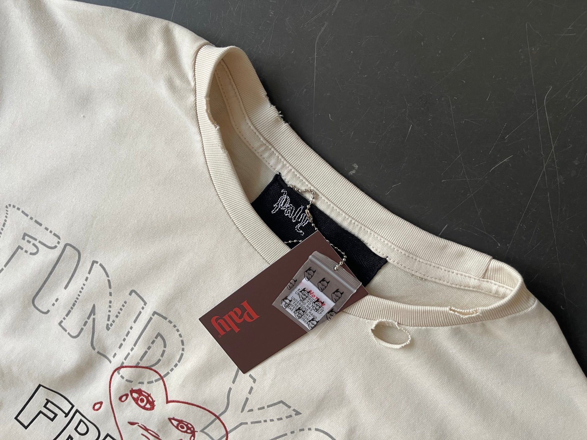 Camiseta gráfica crema con desgastes / Camiseta estilo retro con frases y dibujos
