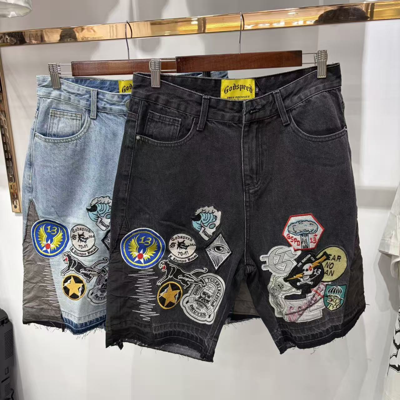 Shorts de Mezclilla con Parches Decorativos