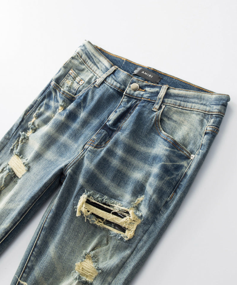 Jeans Azul Lavado con Roturas y Parches de Contraste