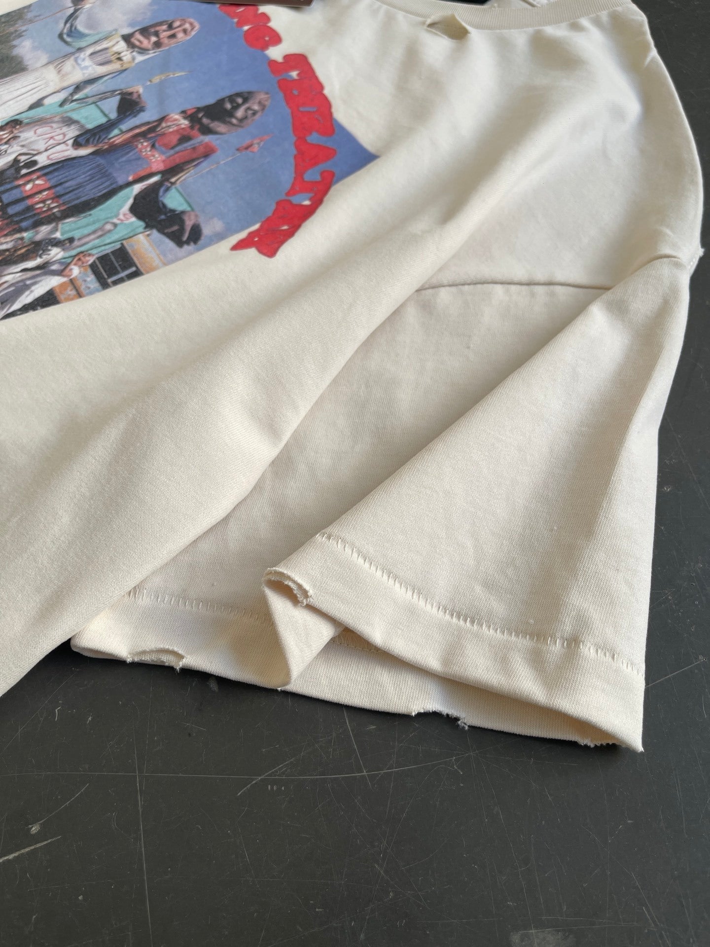Camiseta gráfica crema estilo retro / Camiseta con impresión artística y desgastes