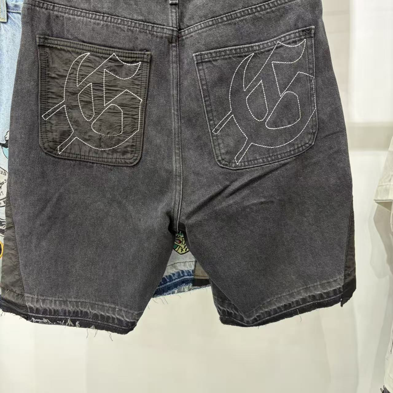 Shorts de Mezclilla con Parches Decorativos