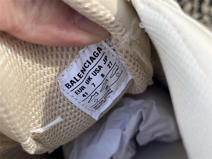 Balenciaga Triple S "DIY Metal" en tono crema/beige con grafiti rojo