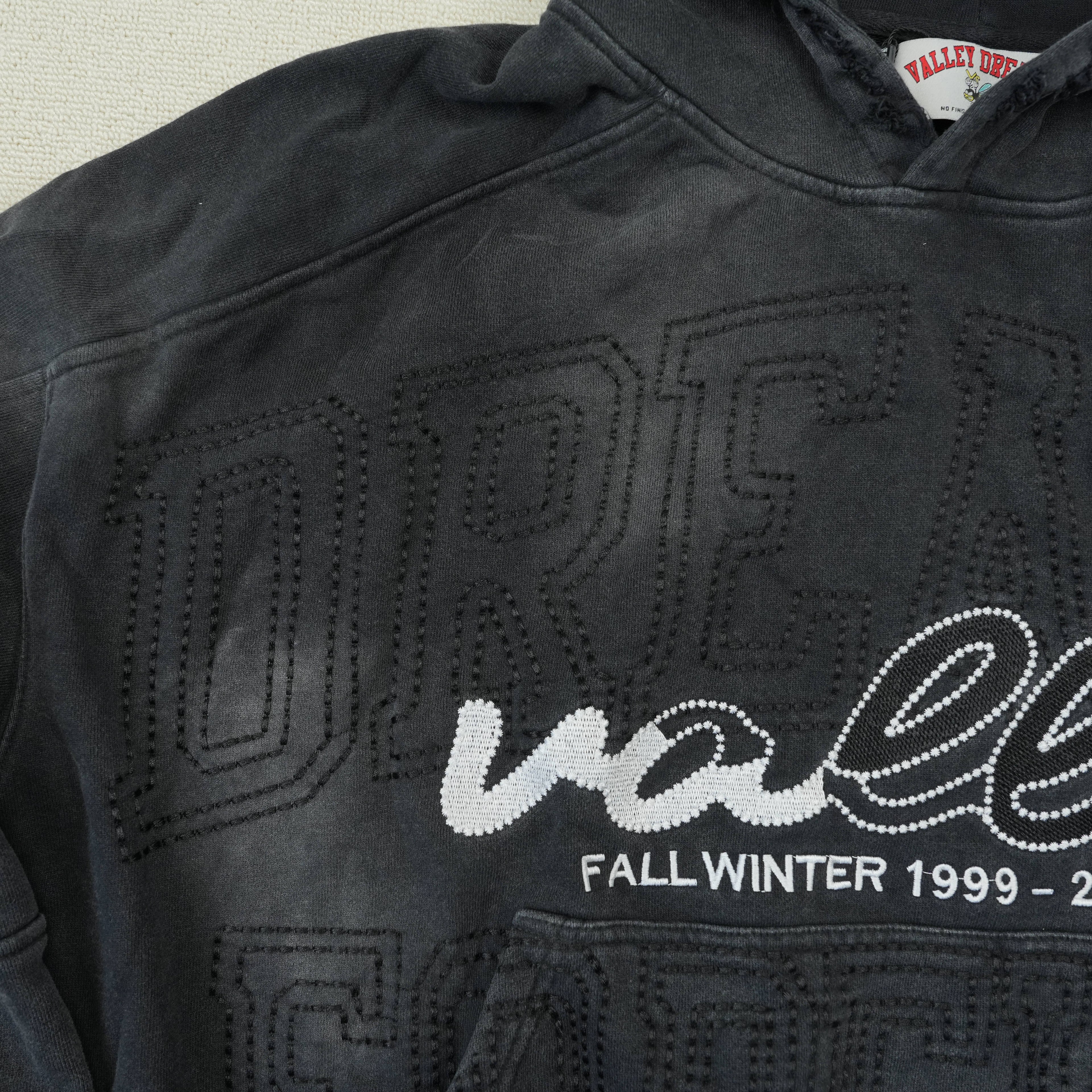 Sudadera con Capucha Negra Lavado Desgastado "Valley Dreams Forever"