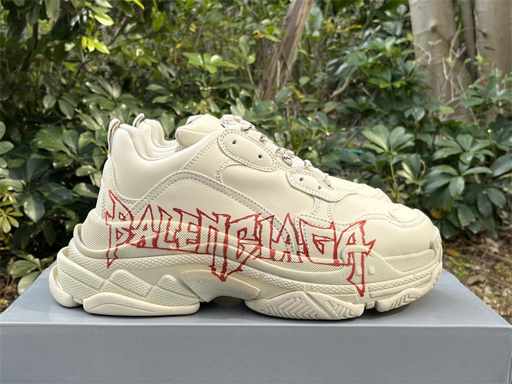 Balenciaga Triple S "DIY Metal" en tono crema/beige con grafiti rojo