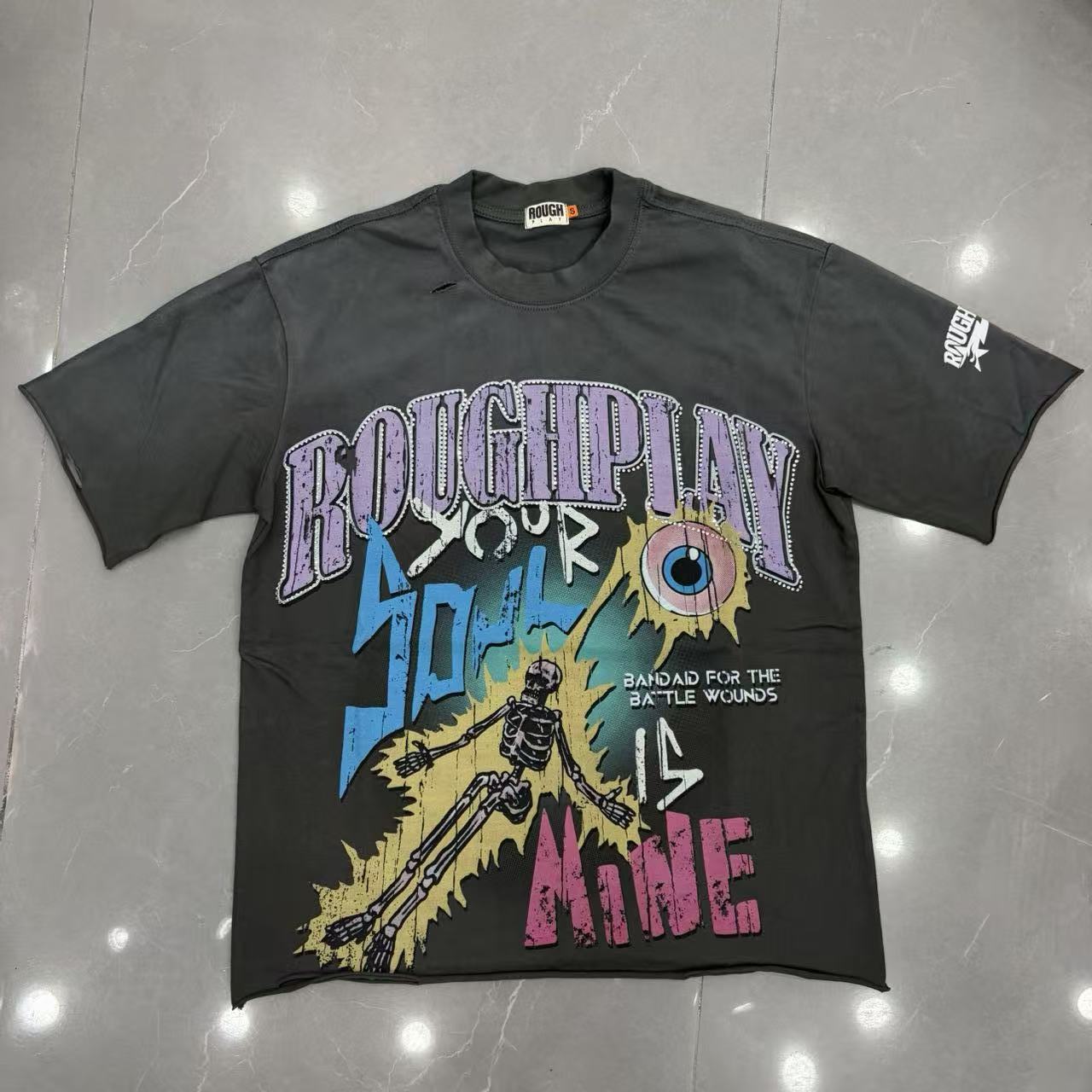 Camiseta Gráfica Roughplay Skeleton Oversize
